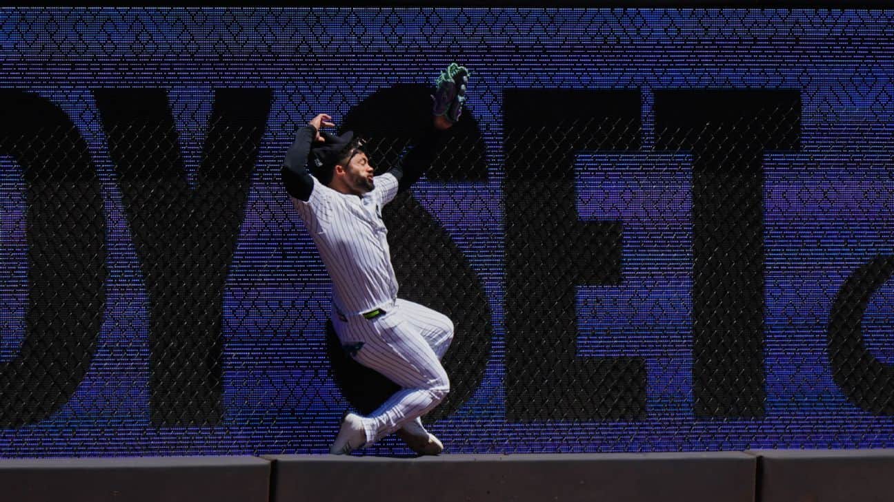 Copy of Yanks' Domínguez exits after crashing into wall