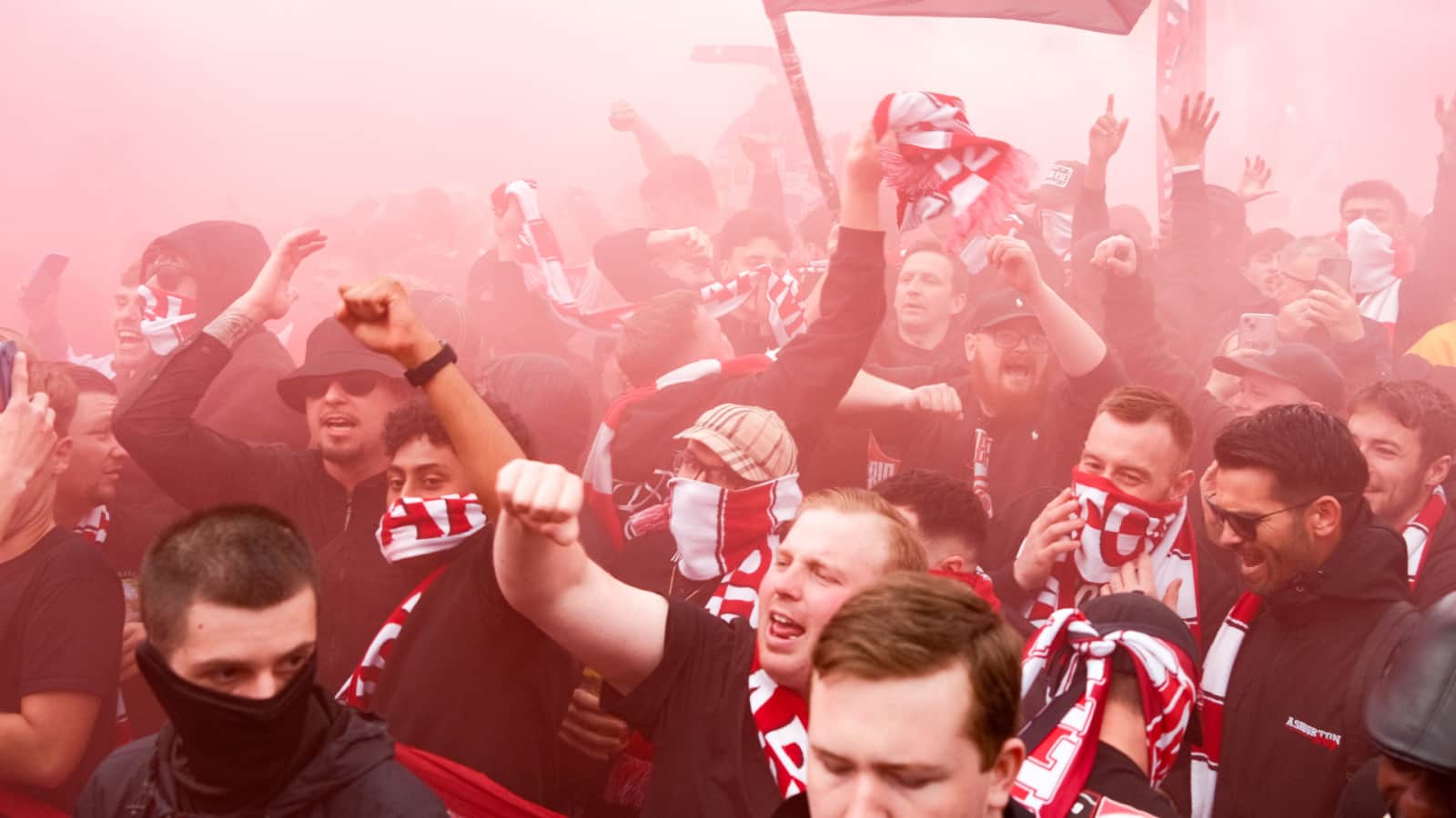 Red smoke and deafening noise: How Emirates' best ever atmosphere launched Arsenal to Champions League final