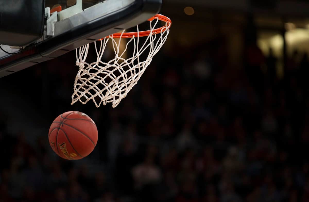 NBA籃球規則完整指南：進攻犯規、24秒進攻時限與裁判手勢一本通