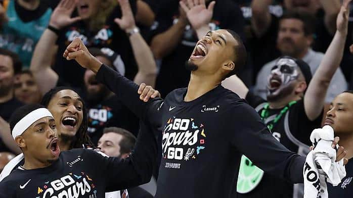 Wembanyama shines as Spurs and Knicks win in play-offs
