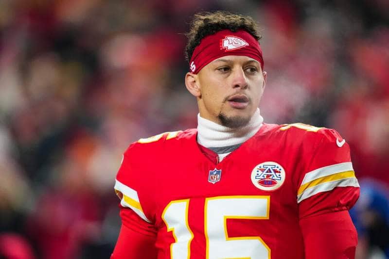 Mahomes 膝蓋術後搶先亮相 OTA:酋長隊進攻藍圖被迫一夜重寫,2026 賽季賠率暗藏三大變數